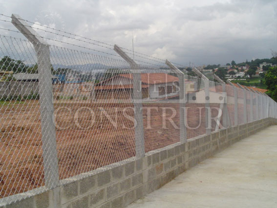 Postes de amarração retangulares de concreto na rua perto do